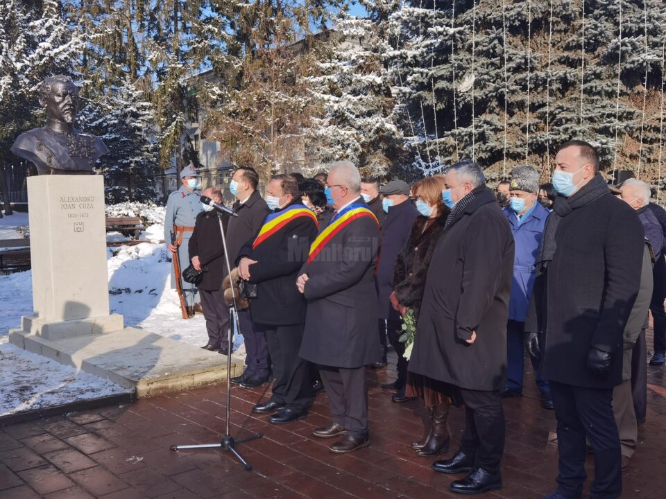 Bustul domnitorului Alexandru Ioan Cuza, inaugurat la 163 de ani de la Mica Unire, în Piața Steagurilor, din centrul Sucevei Bustul domnitorului Alexandru Ioan Cuza, inaugurat la 163 de ani de la Mica Unire, în Piața Steagurilor, din centrul Sucevei