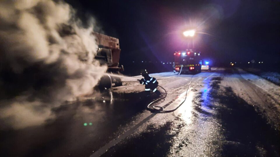 Un utilaj de deszăpezire a luat foc pe traseu, la Dărmănești
