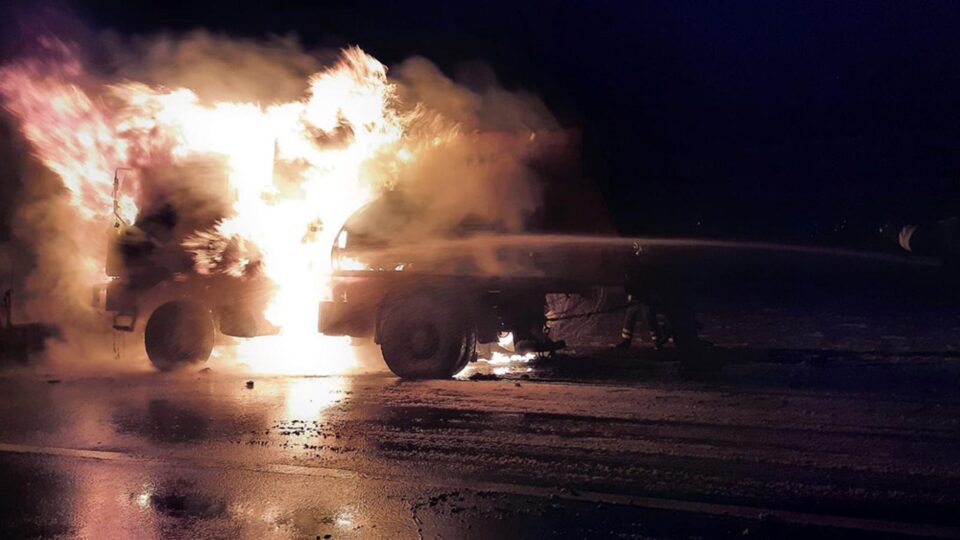 Un utilaj de deszăpezire a luat foc pe traseu, la Dărmănești