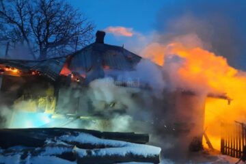 Femeie de 96 de ani, moartă după ce un puternic incendiu i-a mistuit casa