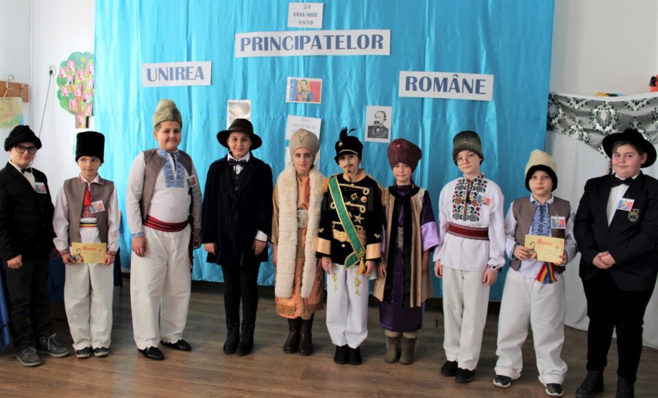 Elevi de la Școala Gimnazială Salcea au sărbătorit Ziua Unirii Principatelor Române