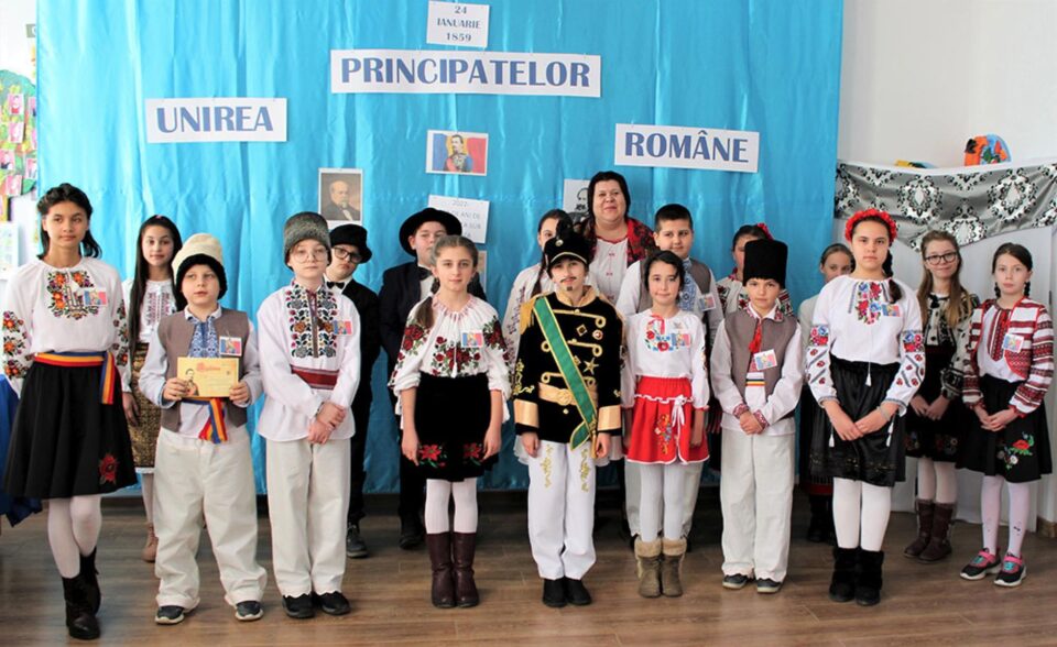 Elevi de la Școala Gimnazială Salcea au sărbătorit Ziua Unirii Principatelor Române