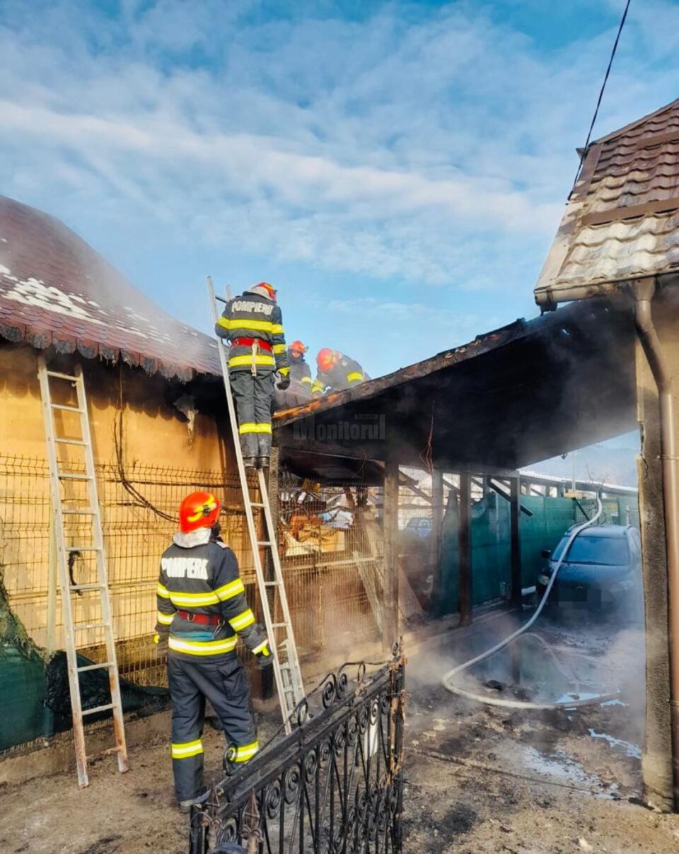O casă din Câmpulung Moldovenesc a luat foc de la autoturismul care a ars ca o torță