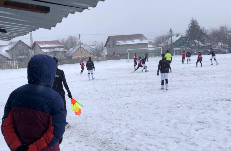 Partida de la Ițcani s-a disputat în condiții de iarnă. Foto falticenionline.ro