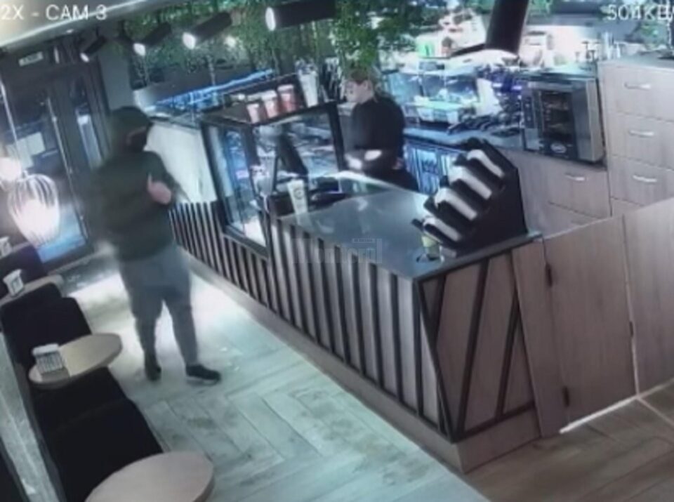Furtul de luni seară, când suspectul a folosit un pistol pentru a o ”convinge” pe fata de la cafenea să deschidă casa Furtul de luni seară, când suspectul a folosit un pistol pentru a o ”convinge” pe fata de la cafenea să deschidă casa