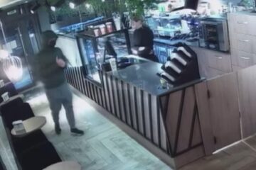 Furtul de luni seară, când suspectul a folosit un pistol pentru a o ”convinge” pe fata de la cafenea să deschidă casa