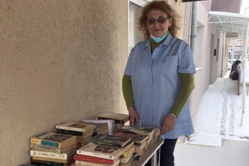 Inginera Simona Acsani, proprietara unui cabinet de protezare auditivă, a hotărât să pună la dispoziția celor care doresc să citească o mie de volume tipărite