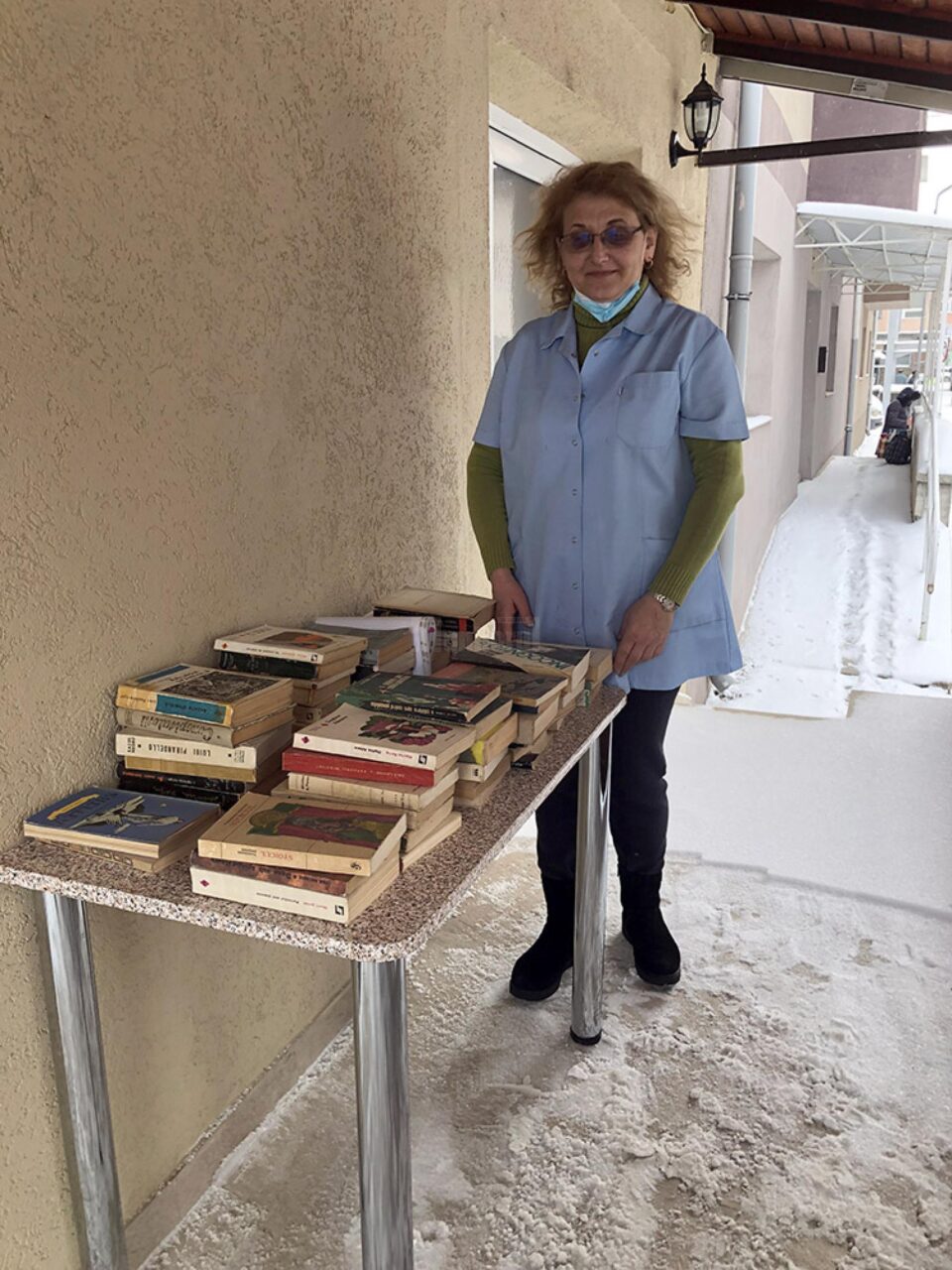 Inginera Simona Acsani, proprietara unui cabinet de protezare auditivă, a hotărât să pună la dispoziția celor care doresc să citească o mie de volume tipărite Inginera Simona Acsani, proprietara unui cabinet de protezare auditivă, a hotărât să pună la dispoziția celor care doresc să citească o mie de volume tipărite