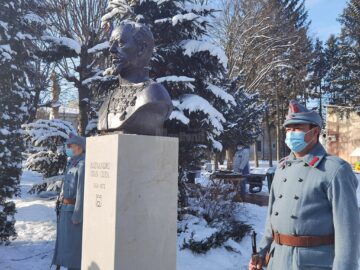 Bustul domnitorului Alexandru Ioan Cuza, inaugurat la 163 de ani de la „Mica Unire”, în Piața Steagurilor, din centrul Sucevei