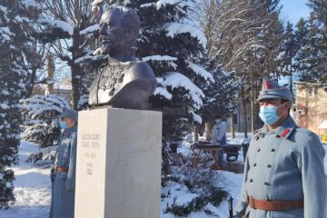 Bustul domnitorului Alexandru Ioan Cuza, inaugurat la 163 de ani de la „Mica Unire”, în Piața Steagurilor, din centrul Sucevei