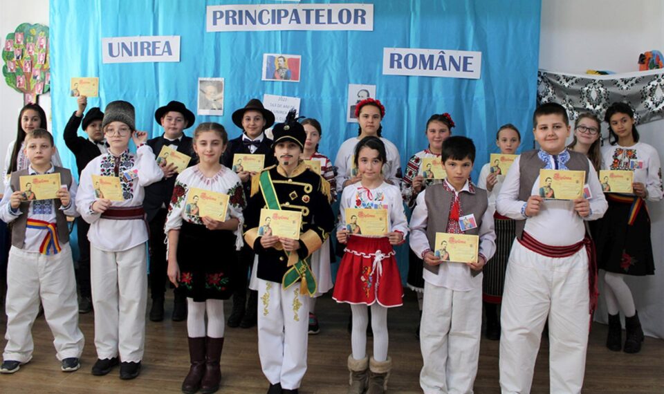 Elevi de la Școala Gimnazială Salcea au sărbătorit Ziua Unirii Principatelor Române