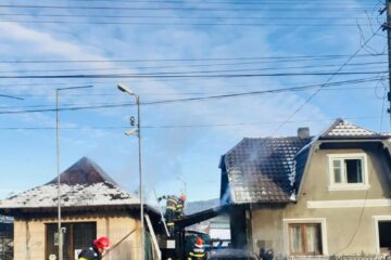 O casă din Câmpulung Moldovenesc a luat foc de la autoturismul care a ars ca o torță