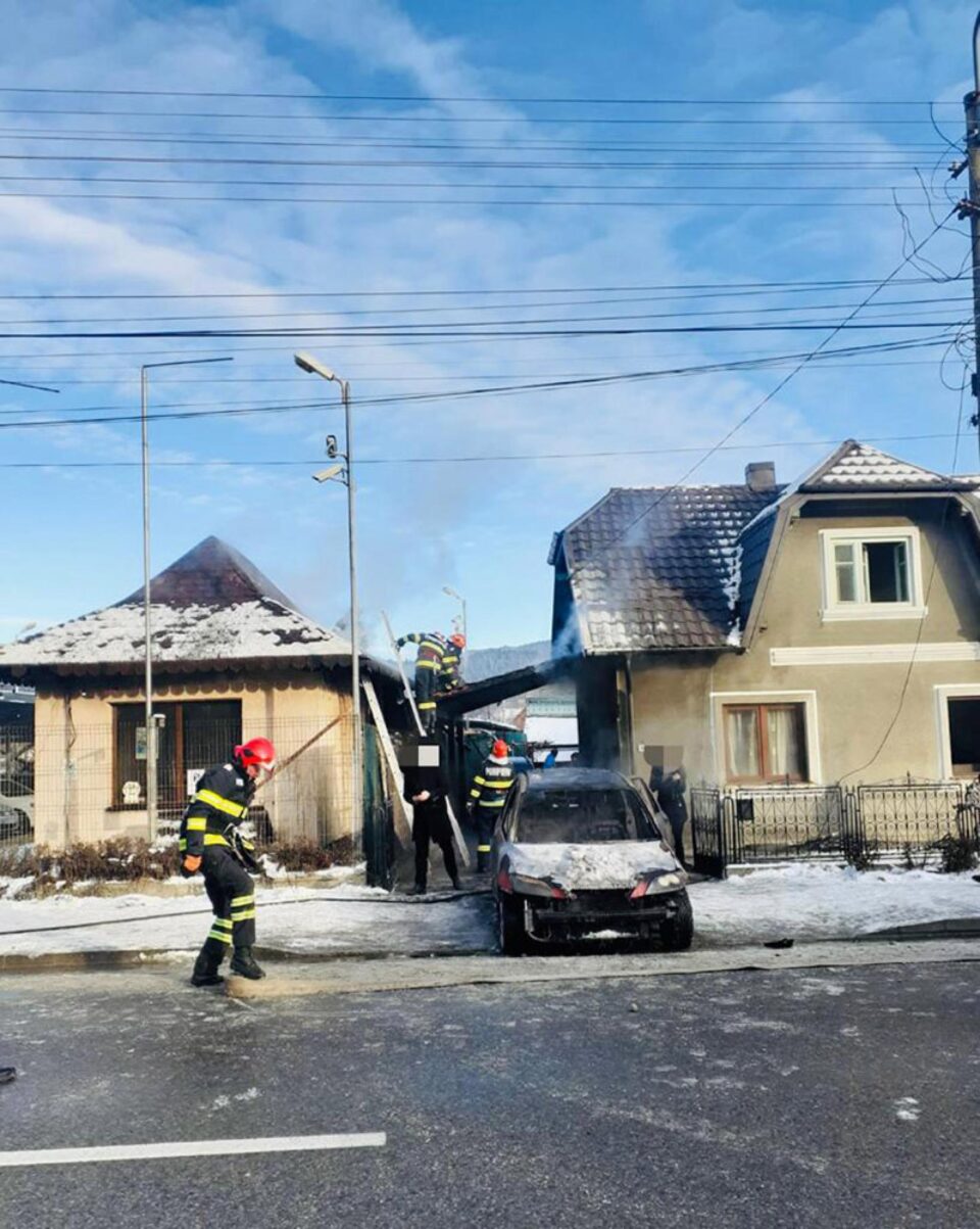 O casă din Câmpulung Moldovenesc a luat foc de la autoturismul care a ars ca o torță O casă din Câmpulung Moldovenesc a luat foc de la autoturismul care a ars ca o torță