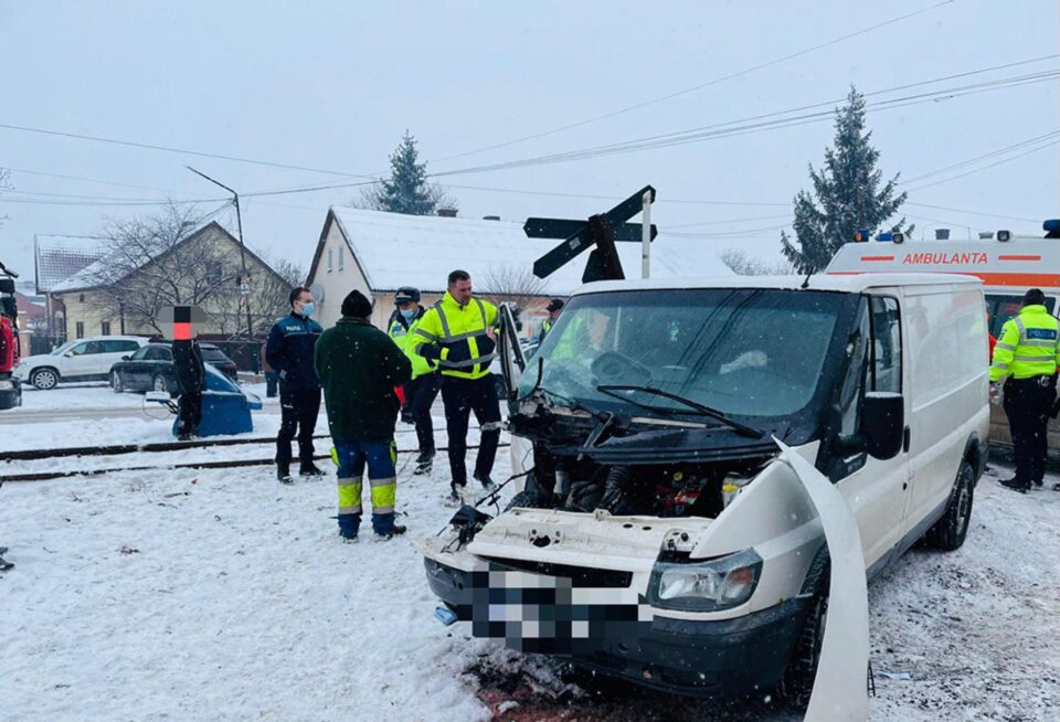 Autoutilitara Ford Tranzit a fost acroșată de locomotiva trenului Suceava-Putna în Rădăuți Autoutilitara Ford Tranzit a fost acroșată de locomotiva trenului Suceava-Putna în Rădăuți