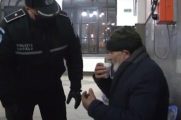 Oamenii străzii, adunați de Poliția Locală, pentru a fi protejați de efectele gerului