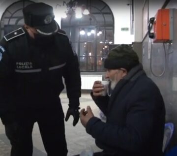 Oamenii străzii, adunați de Poliția Locală, pentru a fi protejați de efectele gerului