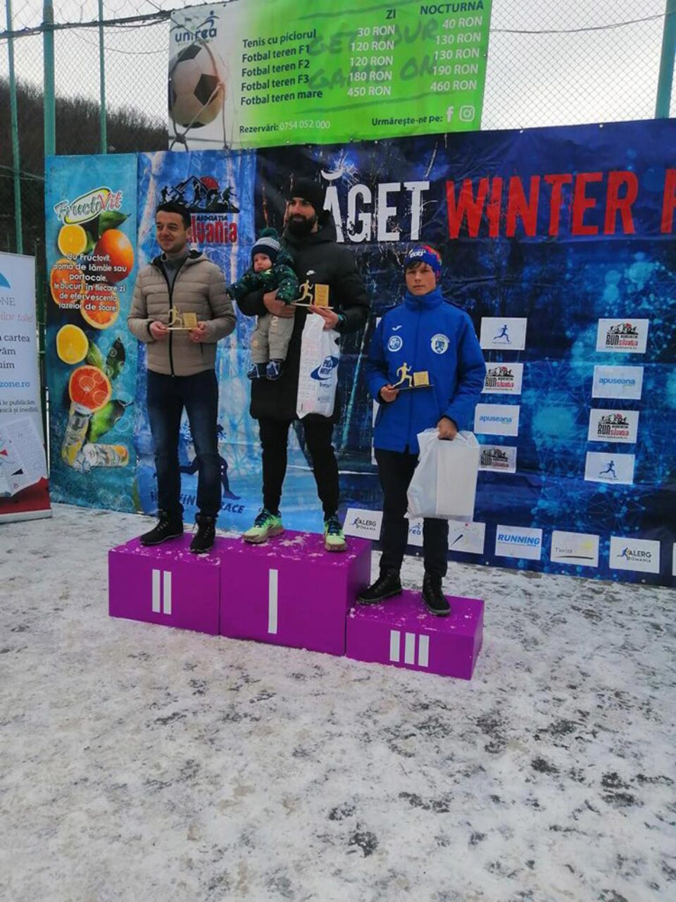 Sorin Valentin Ilucă, primul din dreapta, pe podiumul de premiere al probei de cros 7 kilometri open Sorin Valentin Ilucă, primul din dreapta, pe podiumul de premiere al probei de cros 7 kilometri open