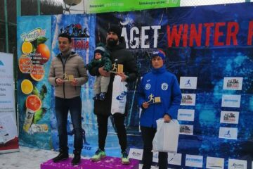 Sorin Valentin Ilucă, primul din dreapta, pe podiumul de premiere al probei de cros 7 kilometri open