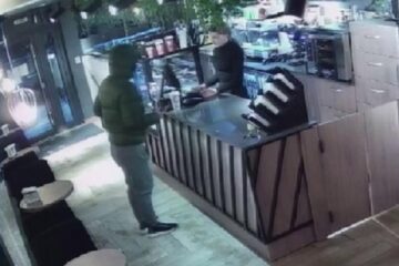 Furtul de luni seară, când suspectul a folosit un pistol pentru a o ”convinge” pe fata de la cafenea să deschidă casa