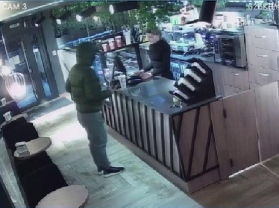 Furtul de luni seară, când suspectul a folosit un pistol pentru a o ”convinge” pe fata de la cafenea să deschidă casa
