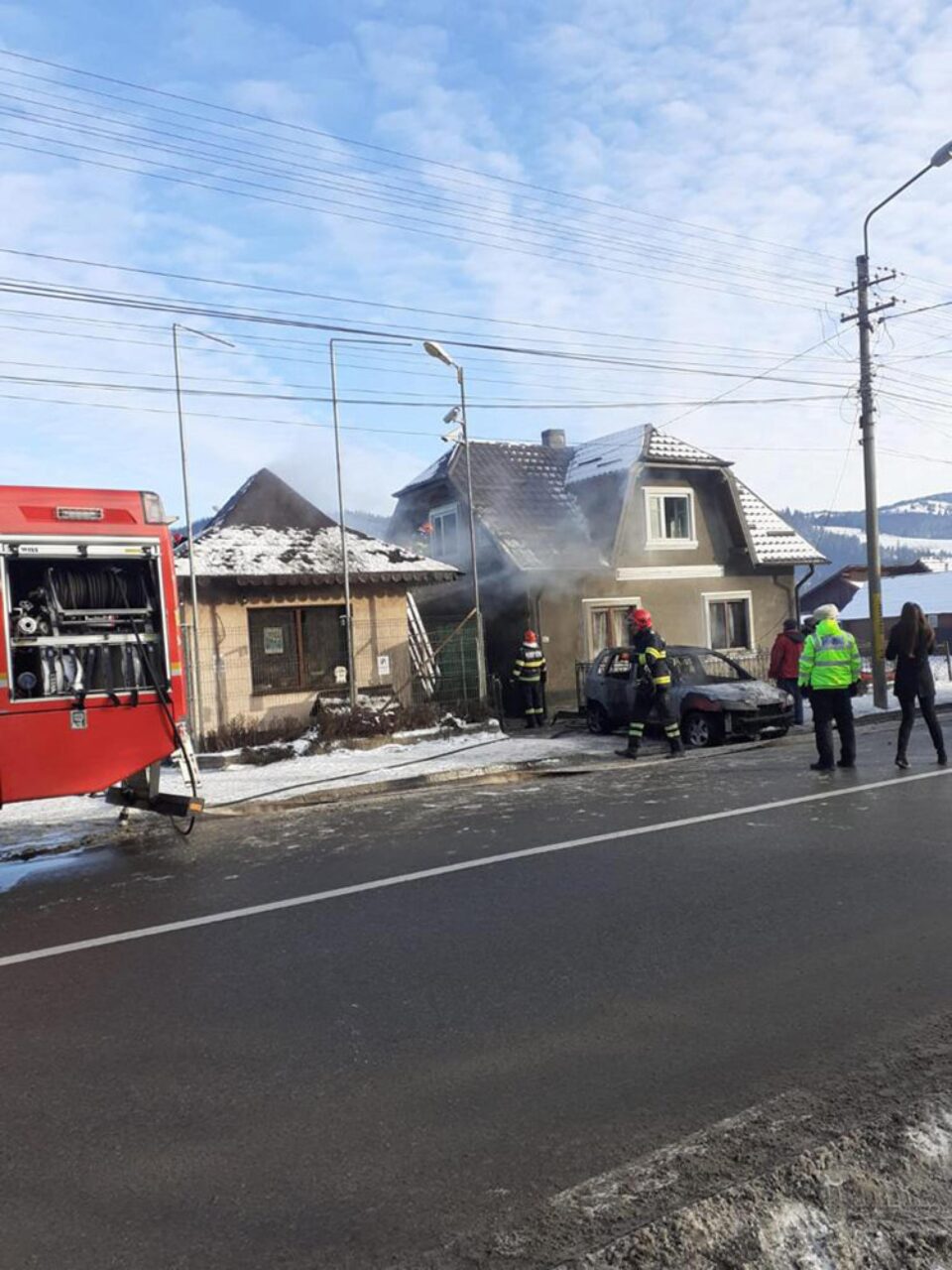 O casă din Câmpulung Moldovenesc a luat foc de la autoturismul care a ars ca o torță