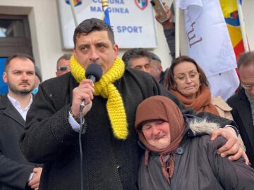 Liderul AUR, George Simion, primit cu pâine și sare de primarul PNL din Bosanci, Neculai Miron