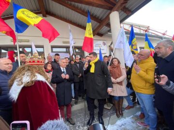 Liderul AUR, George Simion, primit cu pâine și sare de primarul PNL din Bosanci, Neculai Miron