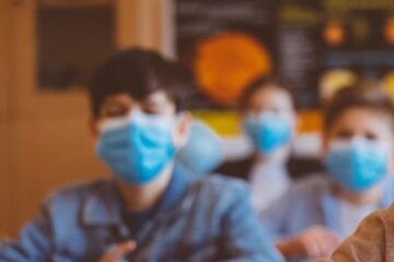 67 de elevi și angajați din învățământ, diagnosticați cu Covid
