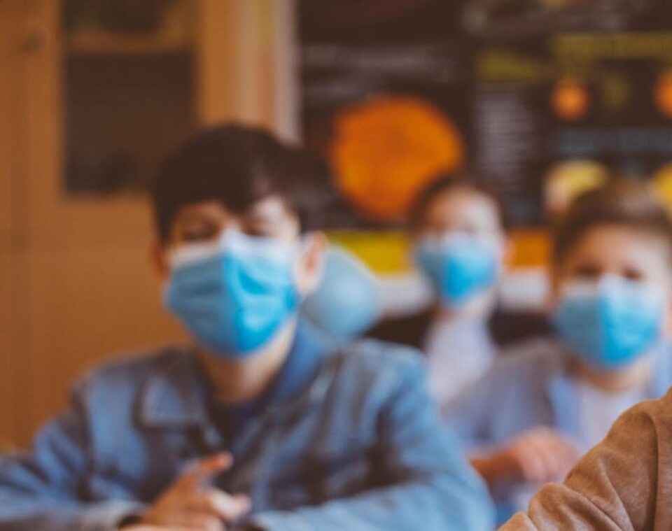 67 de elevi și angajați din învățământ, diagnosticați cu Covid