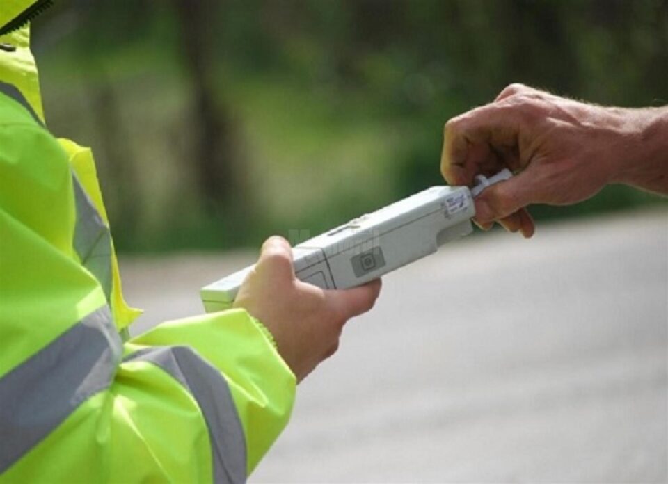 Beat la volan, a intrat într-o mașină de poliție