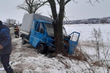 Conducătorul auto a pierdut controlul asupra direcției, pe un carosabil parțial acoperit de zăpadă