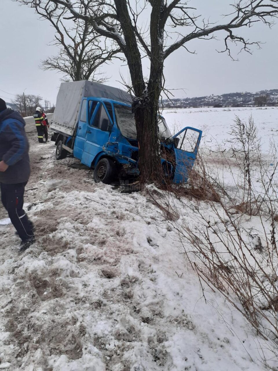 Conducătorul auto a pierdut controlul asupra direcției, pe un carosabil parțial acoperit de zăpadă Conducătorul auto a pierdut controlul asupra direcției, pe un carosabil parțial acoperit de zăpadă