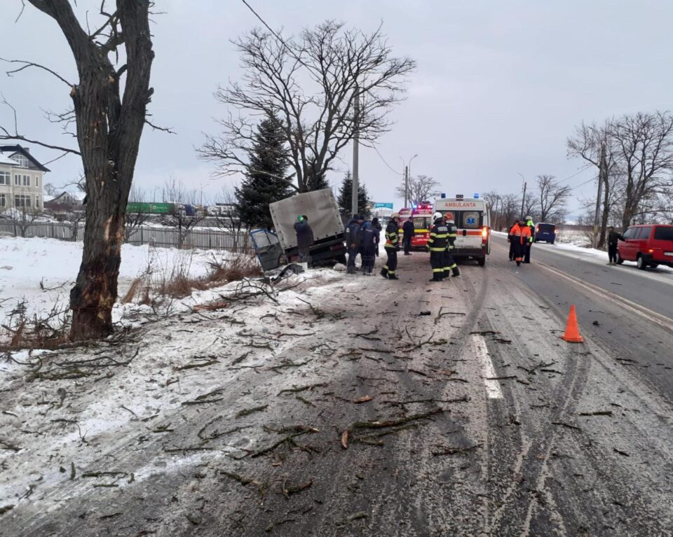 Conducătorul auto a pierdut controlul asupra direcției, pe un carosabil parțial acoperit de zăpadă