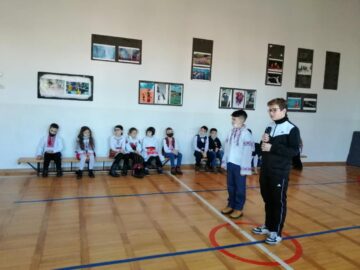 Elevi de la Școala Gimnazială „Alexandru Ioan Cuza” și prof. înv. primar Maria Vasilache