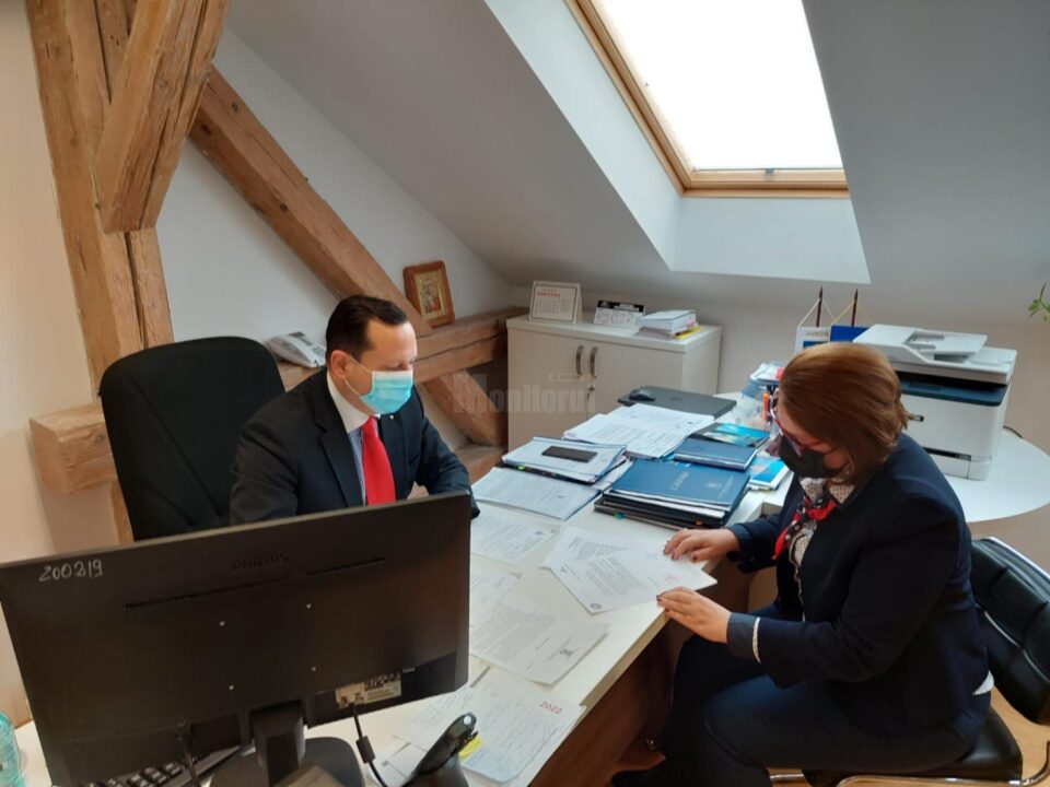 Prefectul Alexandru Moldovan anunță că doi angajatori ar putea prelua o parte din persoanele disponibilizate Prefectul Alexandru Moldovan anunță că doi angajatori ar putea prelua o parte din persoanele disponibilizate