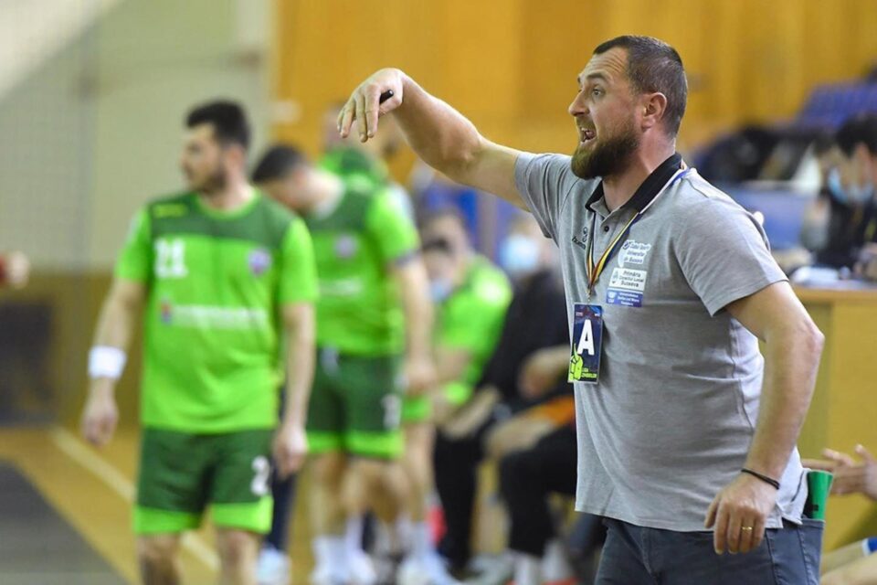 Adrian Chiruț este la prima experiență în handbalul feminin. Foto Alex Nicodim