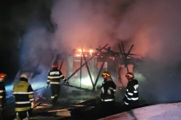 Casa din Găinești a ars în totalitate, inclusiv cu bunurile din interior