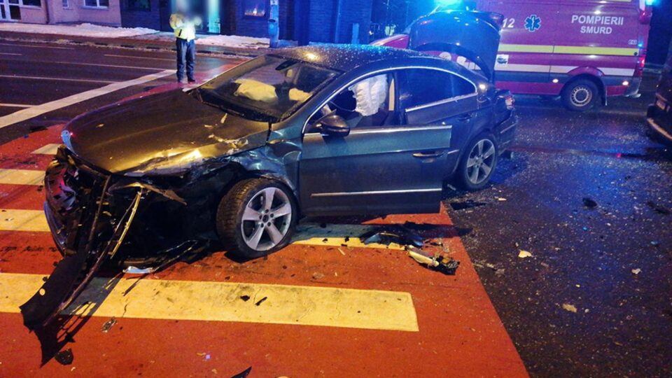 Un autoturism VW Passat, care venea dinspre Ipotești spre Suceava, nu a acordat prioritate unui microbuz VW Transporter