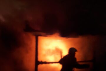 O casă și o stână s-au făcut scrum după un devastator incendiu
