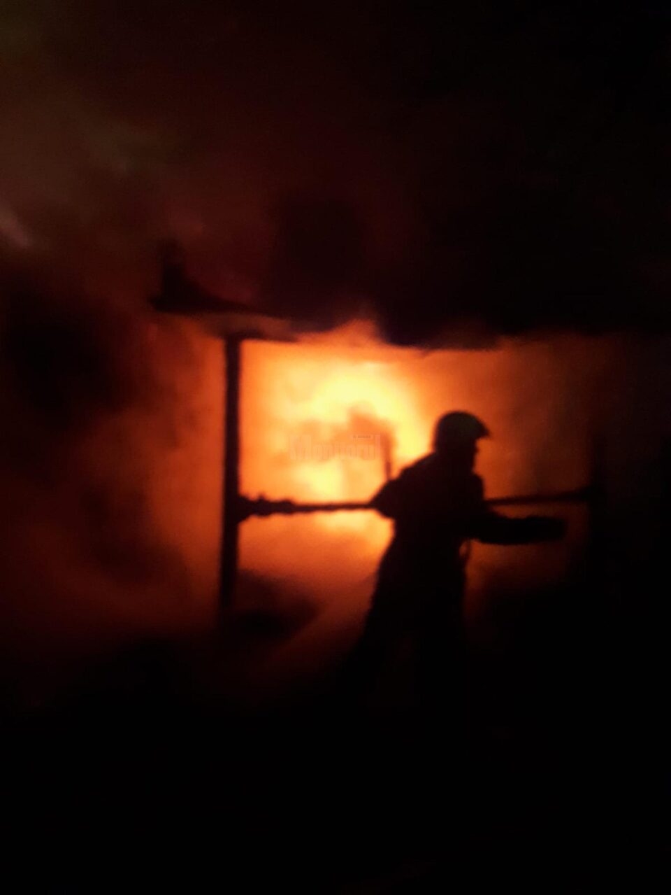 O casă și o stână s-au făcut scrum după un devastator incendiu