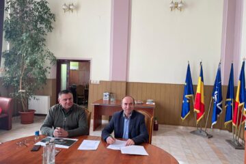 Rectorul UAIC Iași, Tudorel Toader, și primarul din Dorna Candrenilor, Dănuț Candrea
