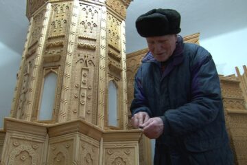 Mihai Grumăzescu a lucrat mai bine de 30 de ani la sculptarea în lemn a Bisericii „Sfinții Trei Ierarhi” din Iași, la o scară de 1:36
