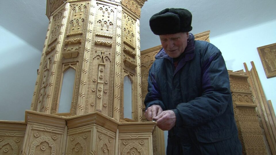 Mihai Grumăzescu a lucrat mai bine de 30 de ani la sculptarea în lemn a Bisericii „Sfinții Trei Ierarhi” din Iași, la o scară de 1:36