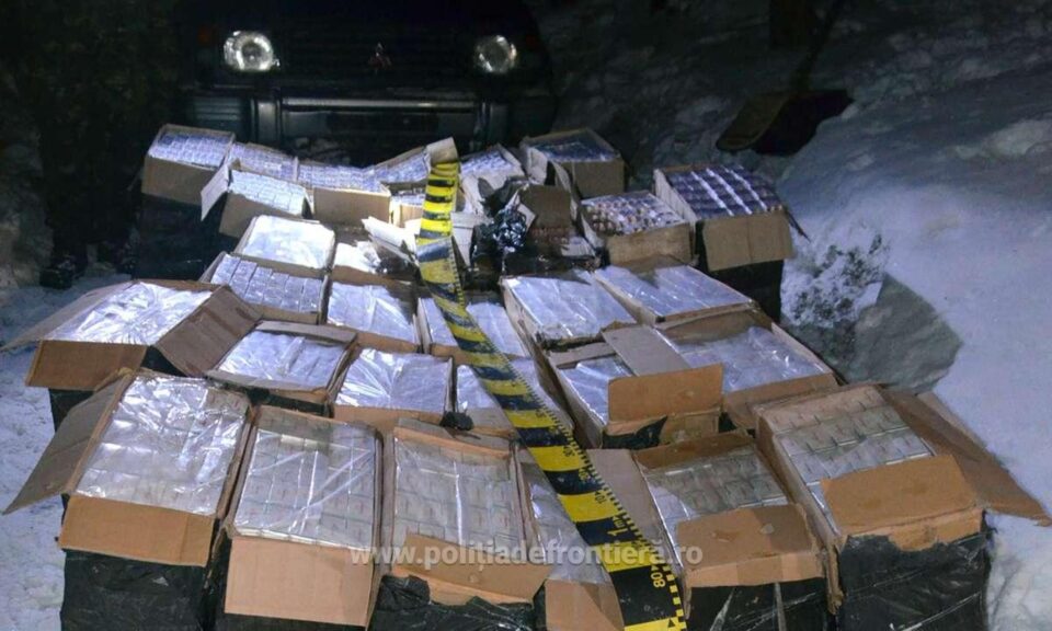 Mașină de teren burdușită cu țigări de contrabandă, abandonată în pădure