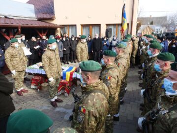 Garda de Onoare la înmormântarea veteranului Mihai Crețu