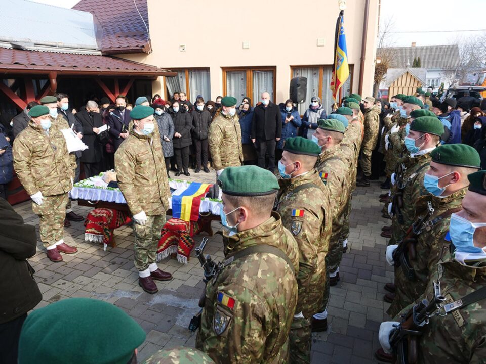 Garda de Onoare la înmormântarea veteranului Mihai Crețu