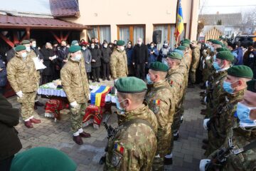 Garda de Onoare la înmormântarea veteranului Mihai Crețu
