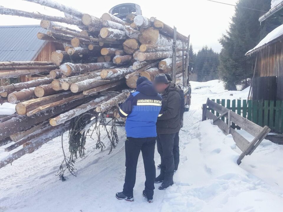 Camionul oprit de jandarmi la Moldovița