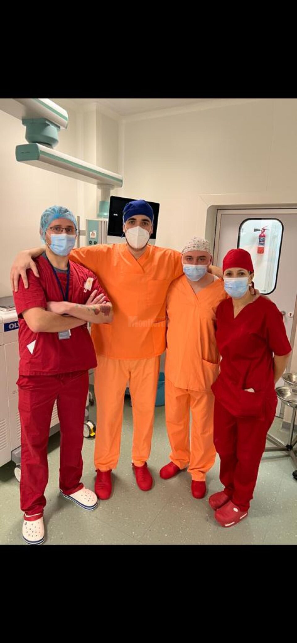 Medicii Adrian Vasilcovici, Ionuț Jurchis, Andrei Ilisei și asist Ioana Bumbu