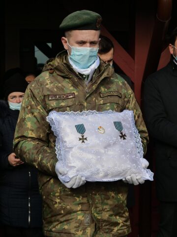 Veteran de război ajuns de curând la 100 de ani, condus cu onoruri militare pe ultimul drum